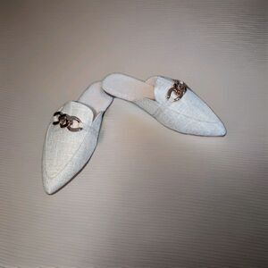 Pointed-Toe Flat Mules Gold Chain, Beige Sherpa-Lined Backless Loafers Sz 10